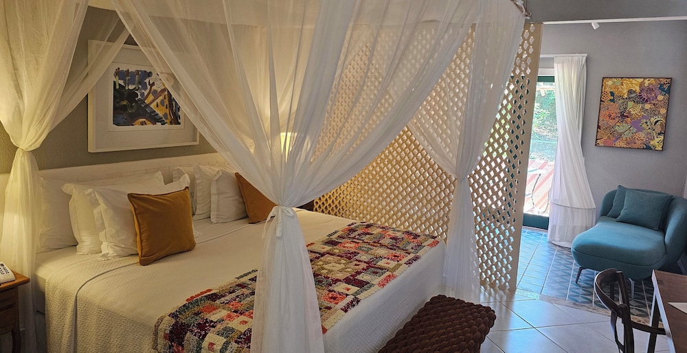 Suite, 1 King Bed, Hot Tub, Partial Ocean View photo 2
