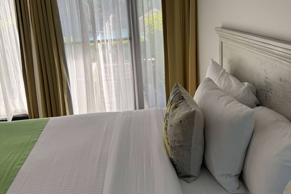 Room, 1 King Bed, Non Smoking, Pool View