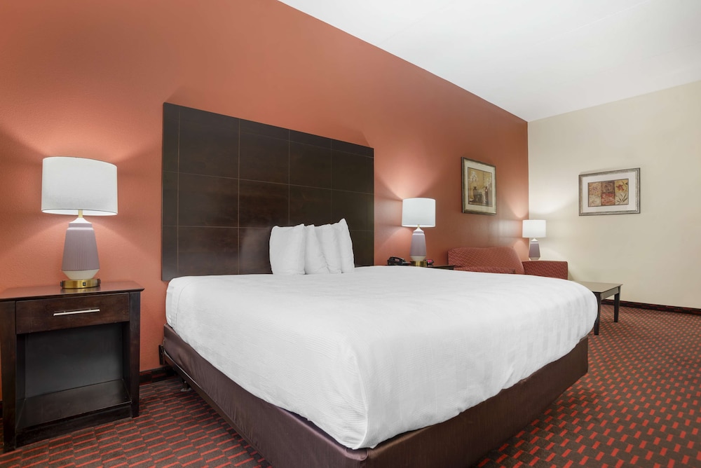 Suite, 1 King Bed, Accessible, Refrigerator & Microwave (with Sofabed) - Photo 2