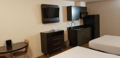 Deluxe Queen Room with Two Queen Beds - Non-Smoking photo 2