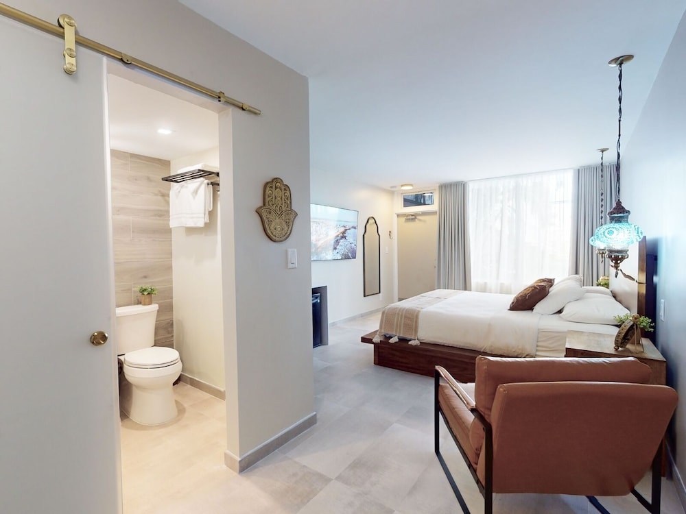 Premium Single Room, Men only, Pool View photo 2