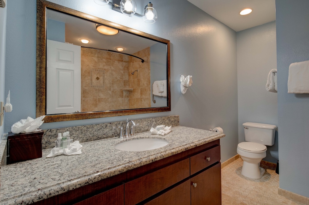 Queen Suite with Jetted Tub Partial Ocean View - Photo 8