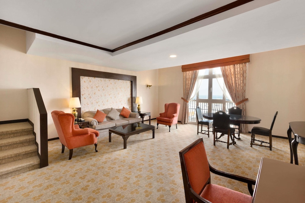 Suite, 3 Bedrooms - Photo 7