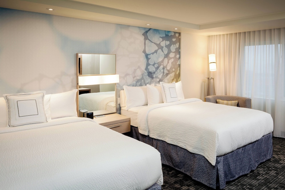 Room, 2 Queen Beds (Mobility Accessible, Tub) photo 2