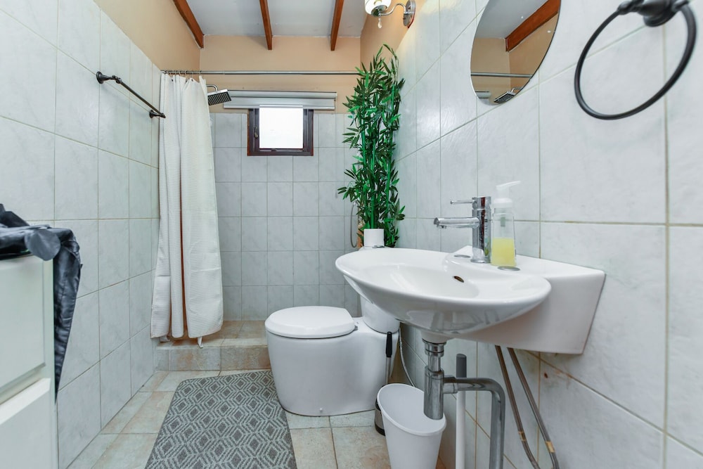 Junior Studio Suite, 1 Queen Bed, Private Bathroom, Garden View photo 3