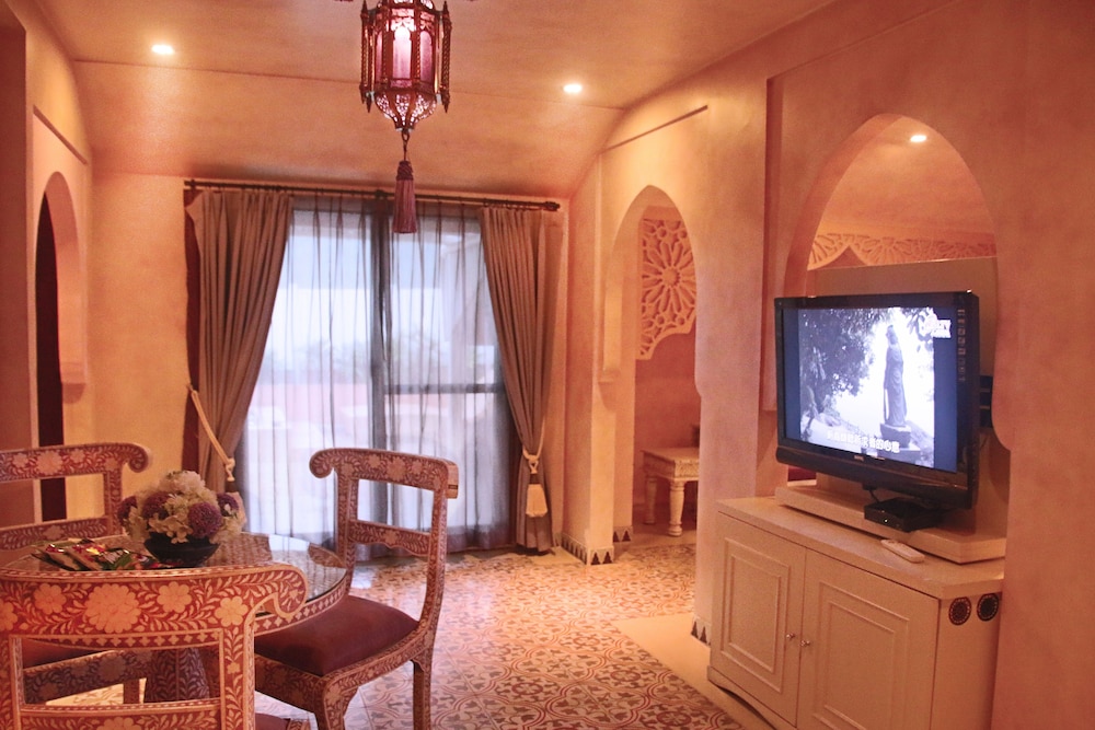 Coral Mountain View Room with King Bed and Balcony