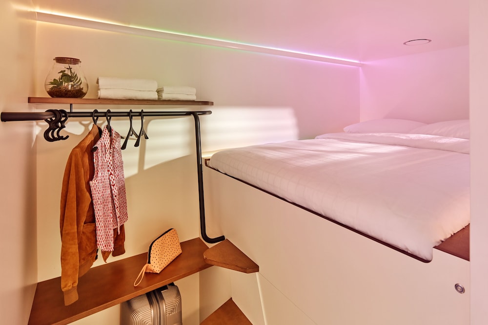 Hub, 1 Queen Bed, Shared Bathroom photo 3