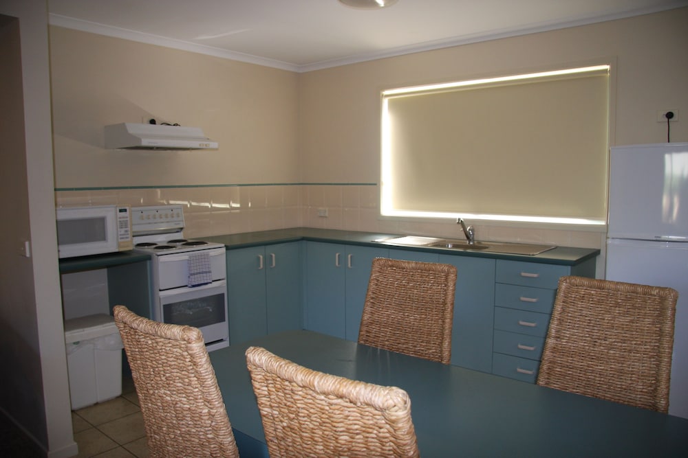 Townhouse Two Bedroom - One Queen & One Double Bed photo 2