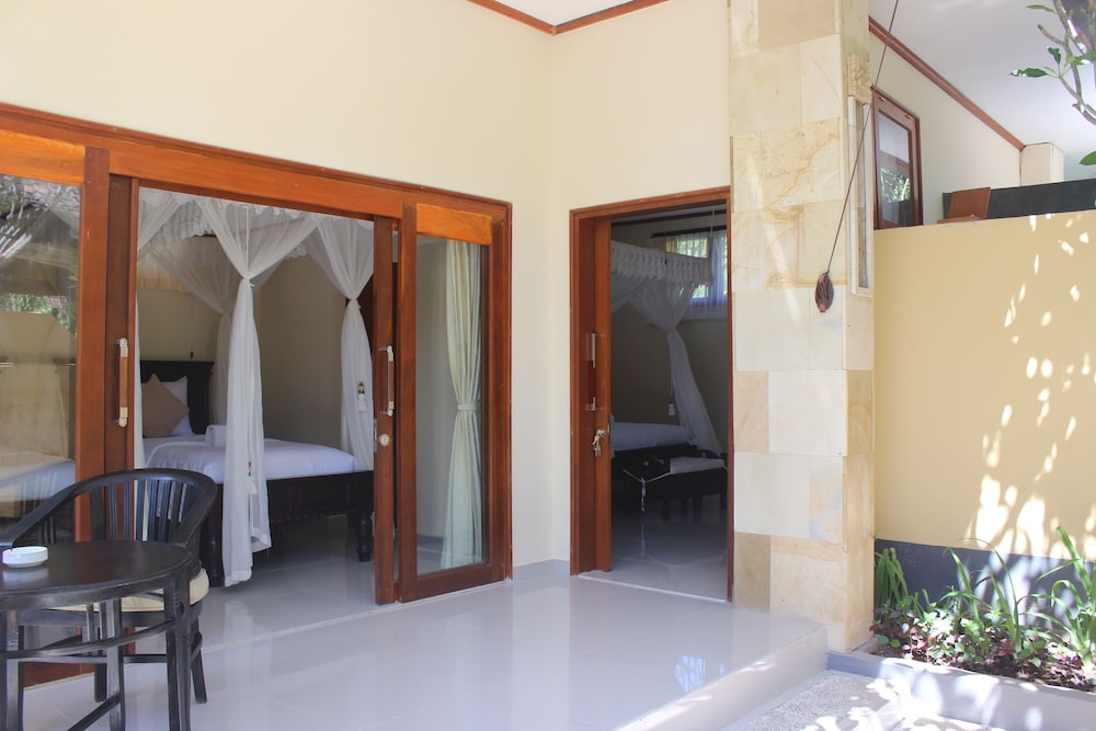 Family Room, Garden View - Photo 5