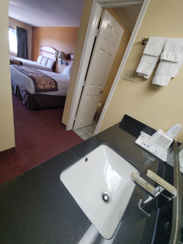 Room, 2 Queen Beds, Non Smoking - Photo 4