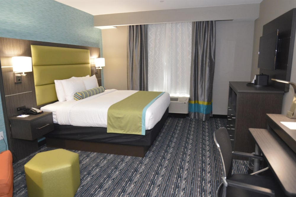 Standard Room, 1 King Bed, Non Smoking, Refrigerator & Microwave photo 1