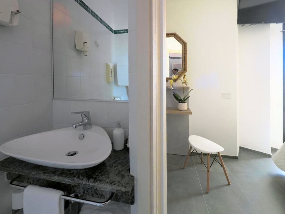 Basic Single Room, 1 Twin Bed, Partial Sea View, Garden Area photo 3