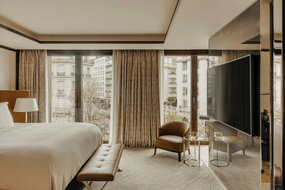 Deluxe Suite, City View