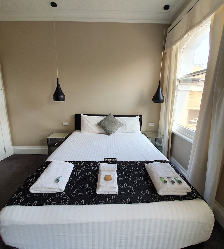 Queen Room 16 Top Floor (Stair Access Only) photo 3