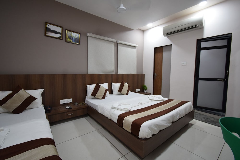 Three Bed AC Room - Photo 2