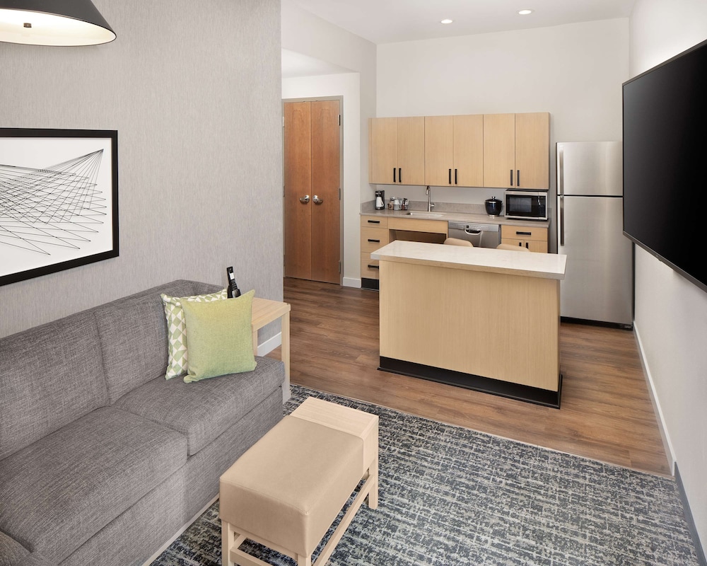 Suite, Accessible (2 Queen Beds with Sofa Bed, Shower) - Photo 2