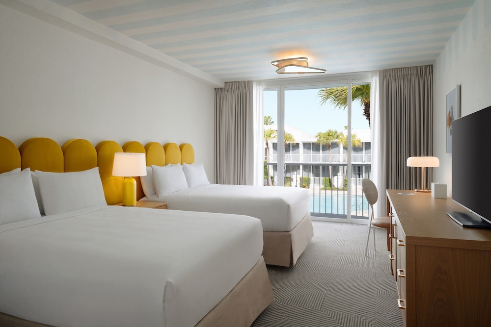 Room, Multiple Beds, Pool View