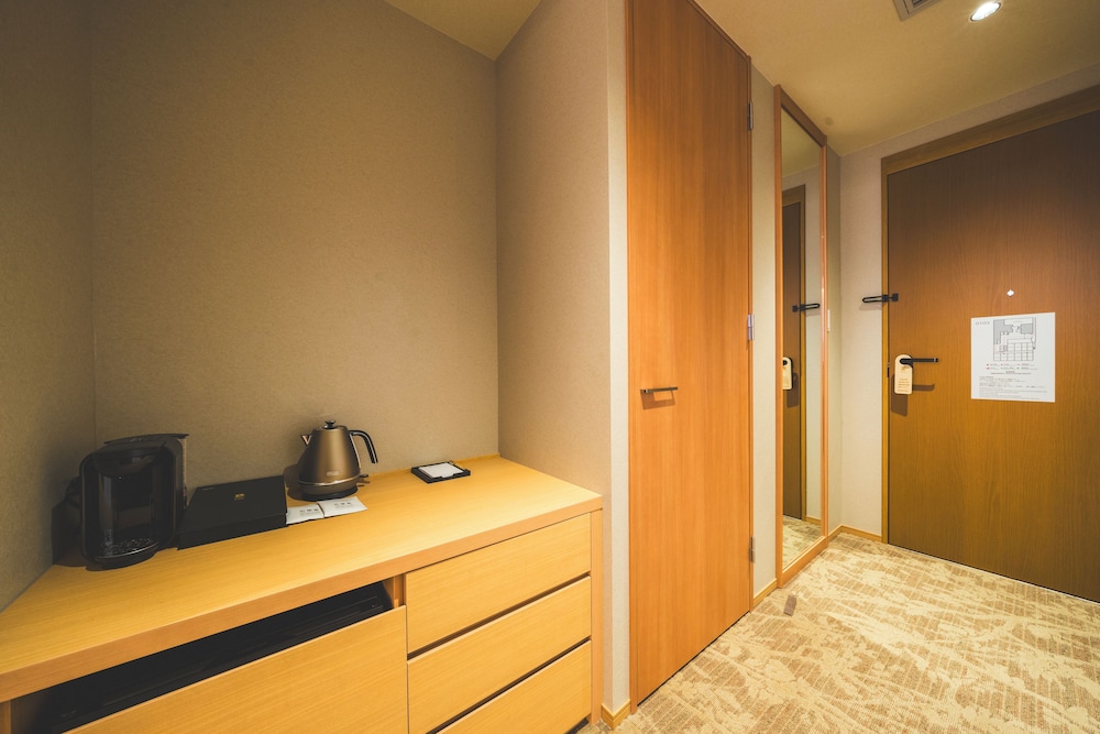 Superior Twin Room, Non Smoking (Accessible Room) - Photo 10