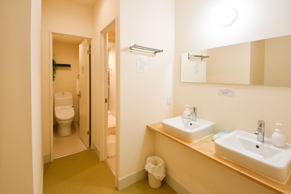 Basic Room, Multiple Beds, Non Smoking, Ground Floor photo 3