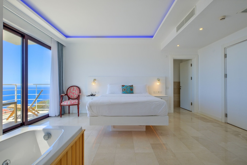 Deluxe Double with Bathtub - Photo 11
