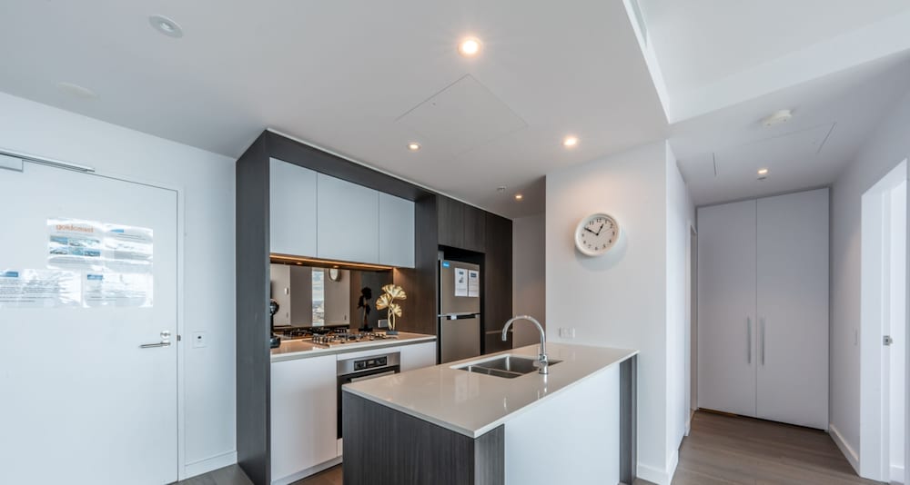 Sky High 2 Bedroom 2Bathroom Apartment with Stadium & Harbour Views - Photo 3