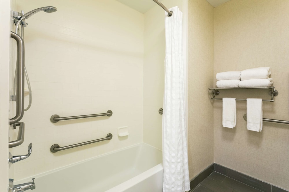 Studio, 2 Queen Beds, Accessible, Bathtub photo 1