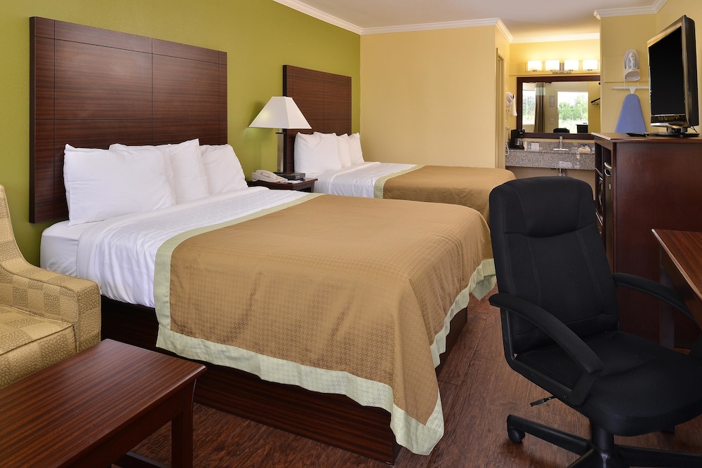 Room, Multiple Beds, Non Smoking (3 Double Beds) photo 1