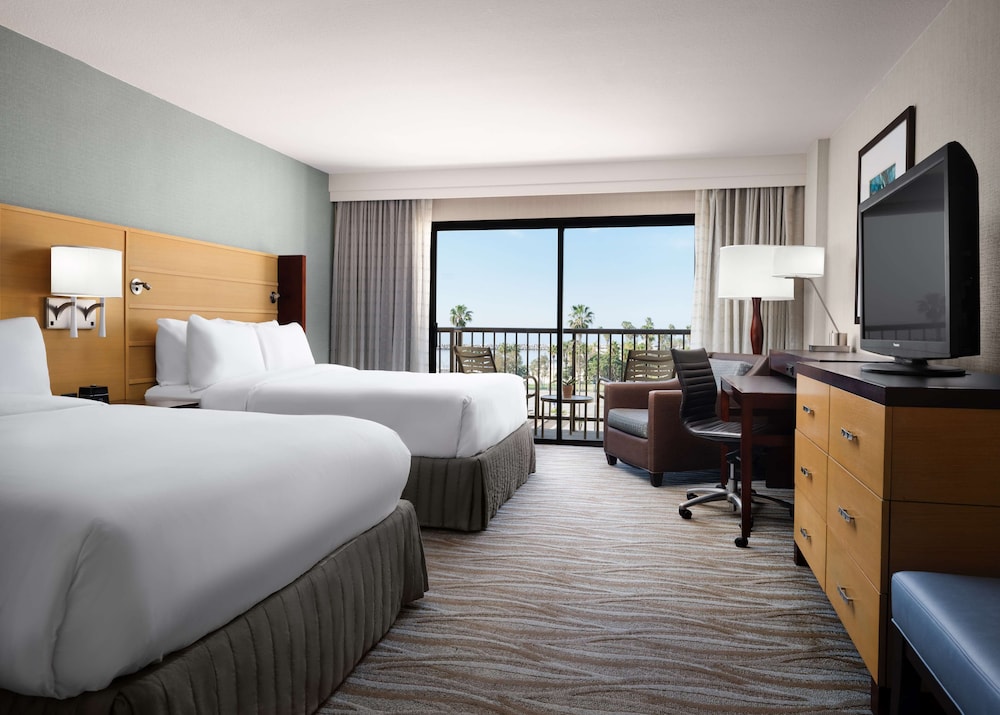Deluxe Room, 2 Queen Beds, Partial Ocean View - Photo 3