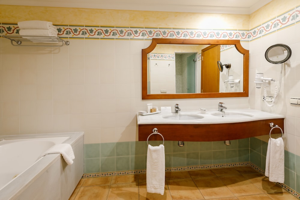 Junior Suite, Pool View