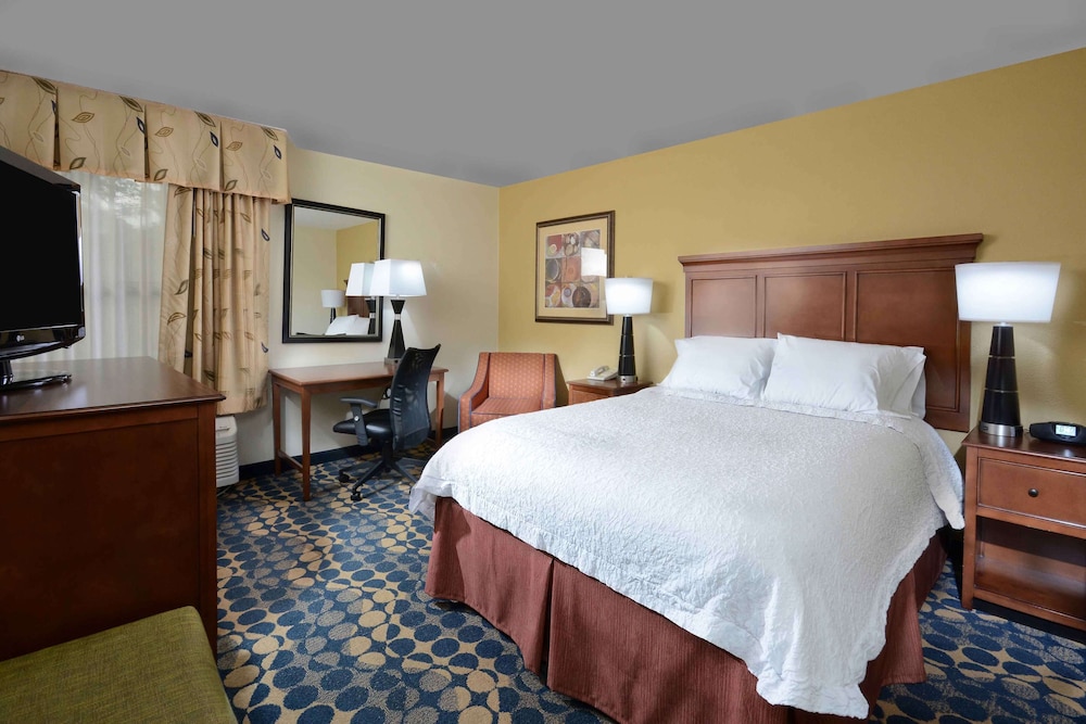 Room, 1 Queen Bed, Refrigerator & Microwave