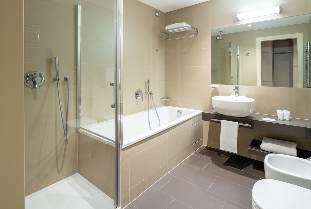 Executive Double Room thumbnail 6