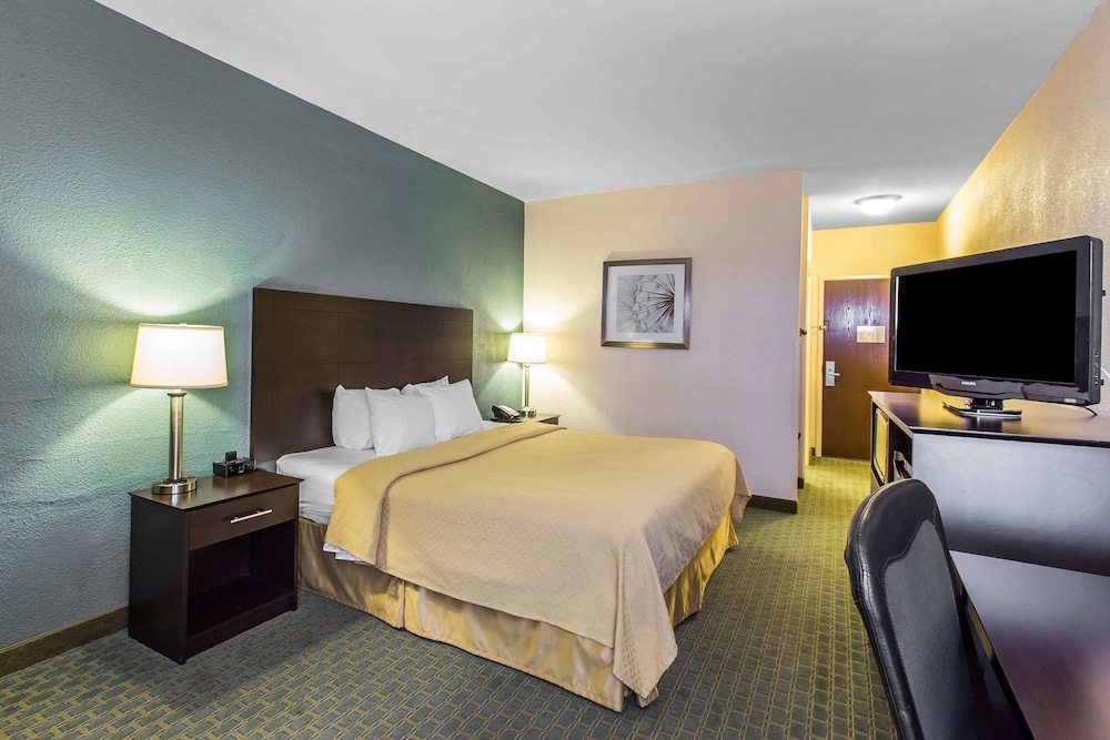 Standard Room, 1 King Bed, Non Smoking - Photo 5