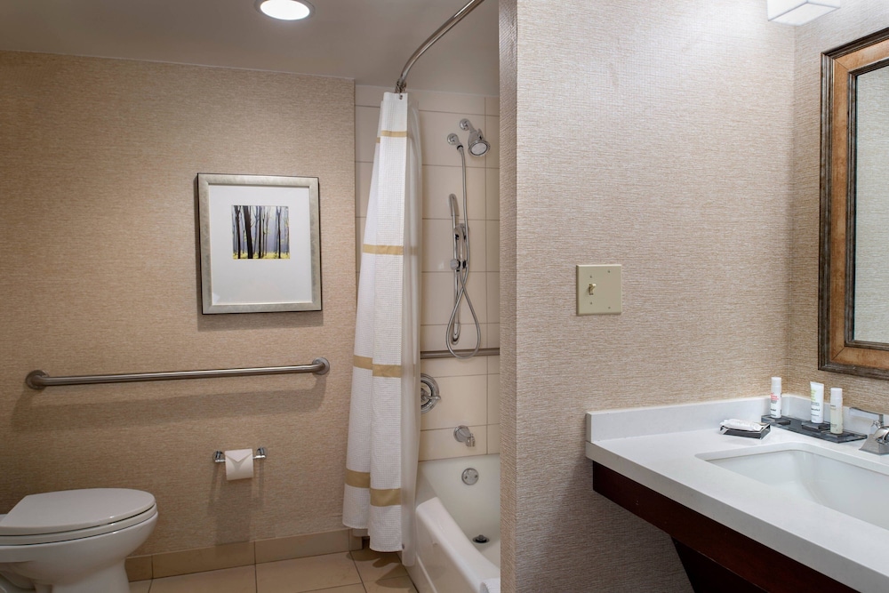 Room, 2 Queen Beds - Photo 13
