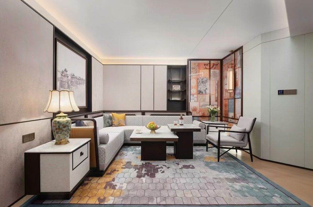 Luxury Suite, City View