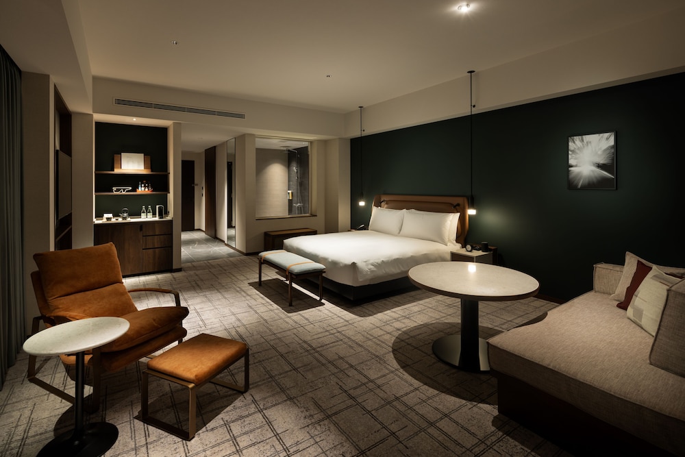 Deluxe Room, 1 King Bed, Corner (Circuit View) - Photo 1
