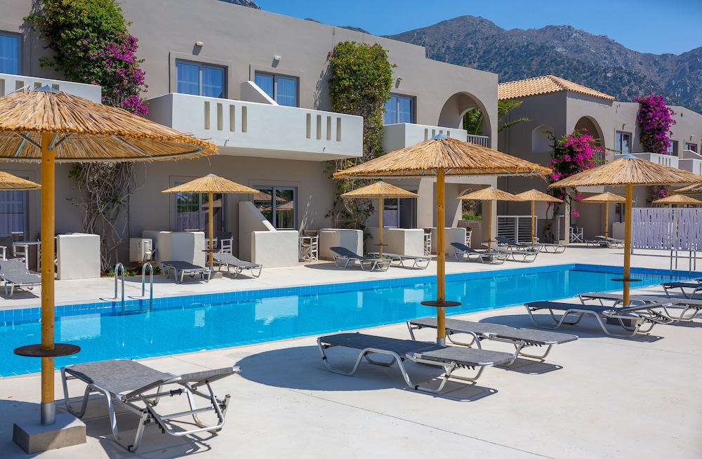 Superior Double or Twin Room (Sharing Pool) photo 3