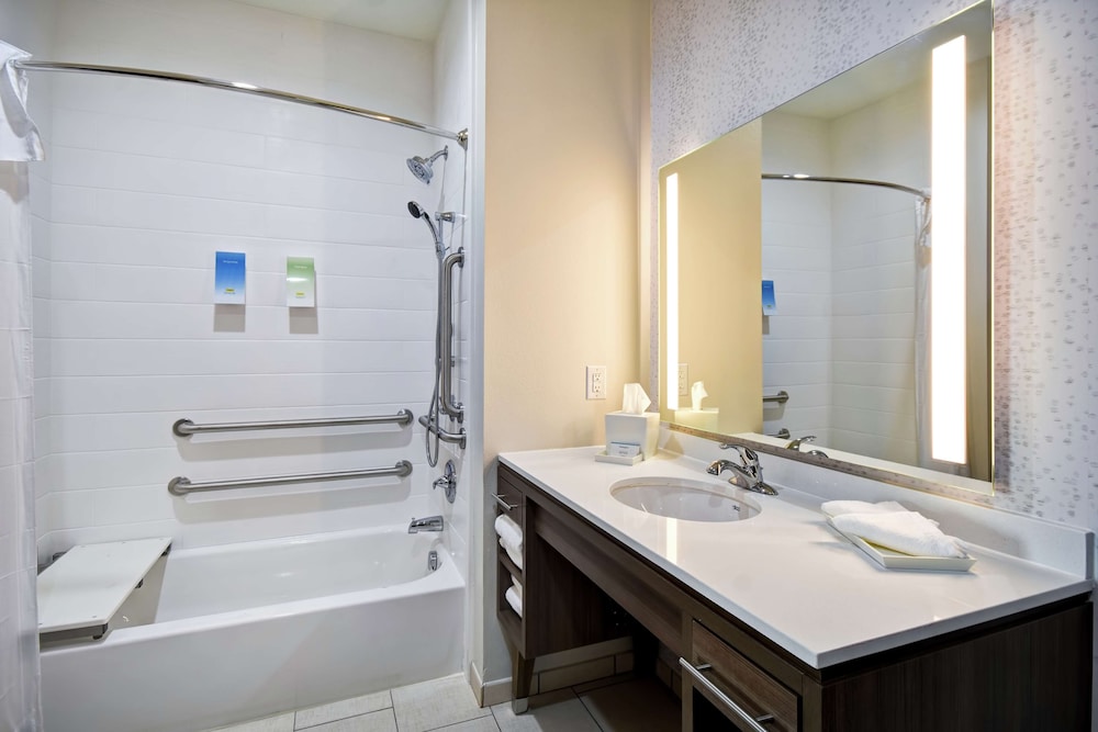 Suite, 1 King Bed, Accessible, Bathtub photo 3