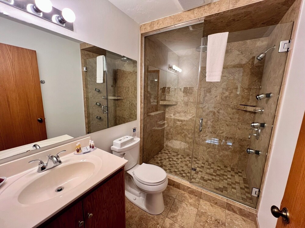 Queen, Partial Harbor View, w/ Rain Shower & Outdoor Table,  First Floor photo 2