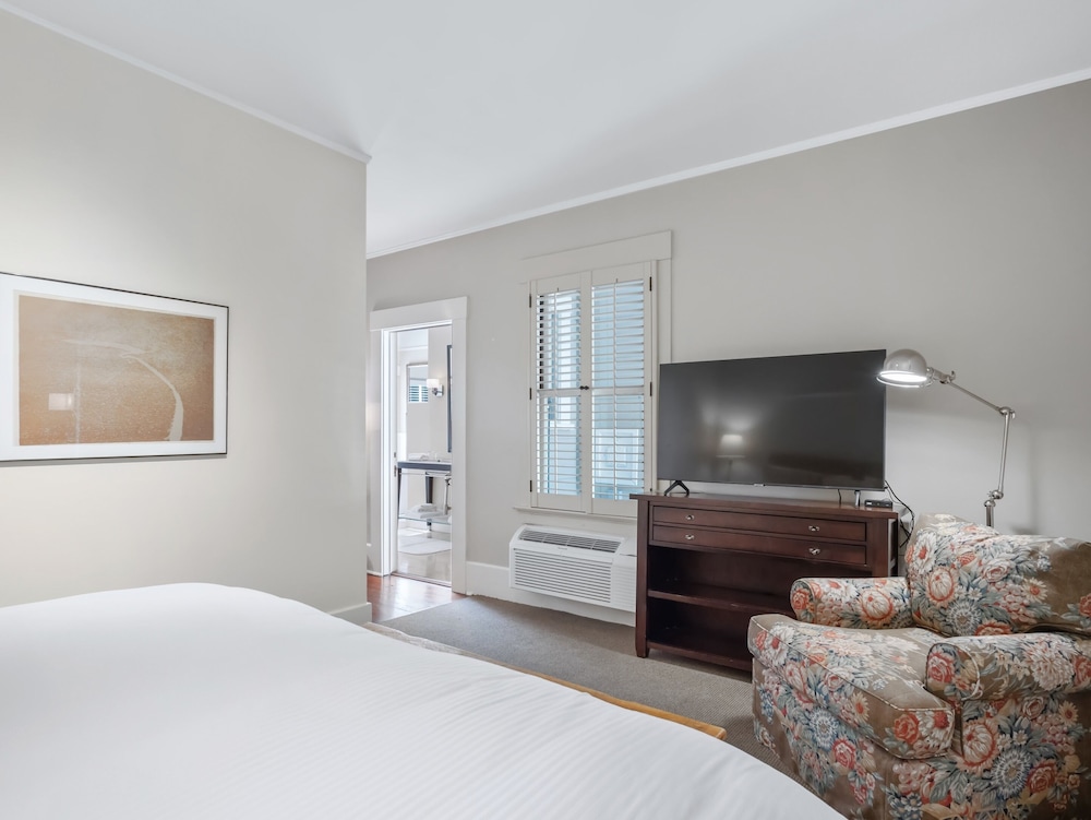 Superior Cottage, 1 King Bed, Jetted Tub, Garden Area photo 3