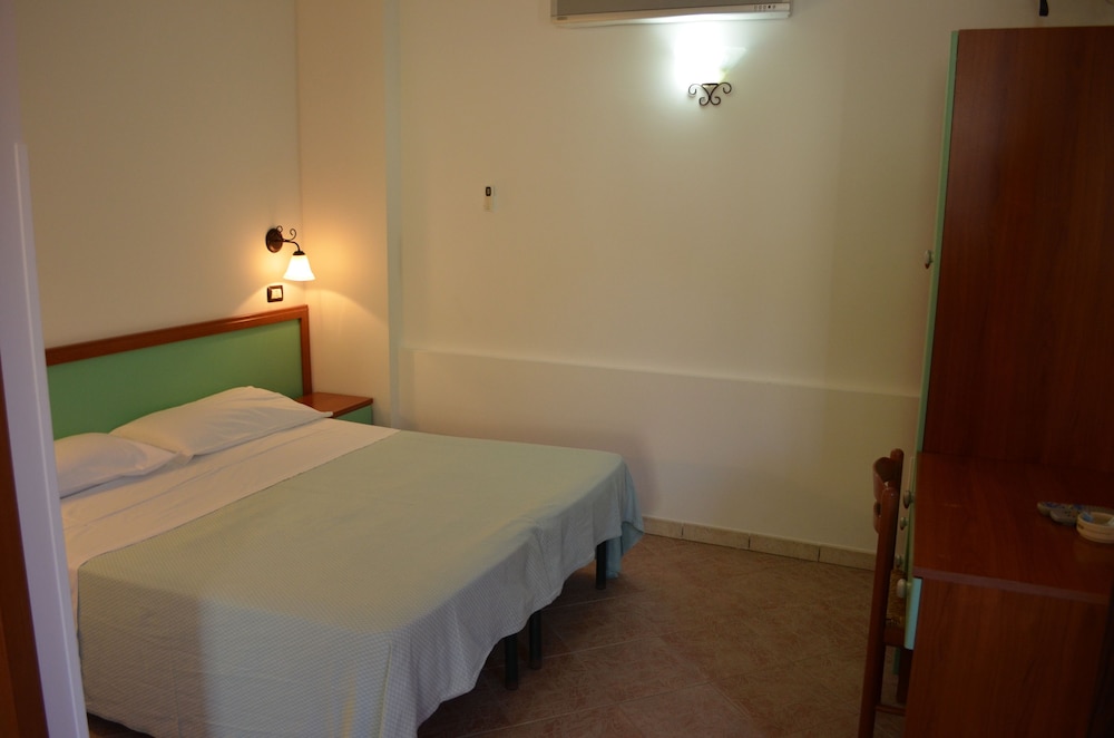 Panoramic Double Room, 1 Queen Bed, Sea View, Oceanfront photo 3