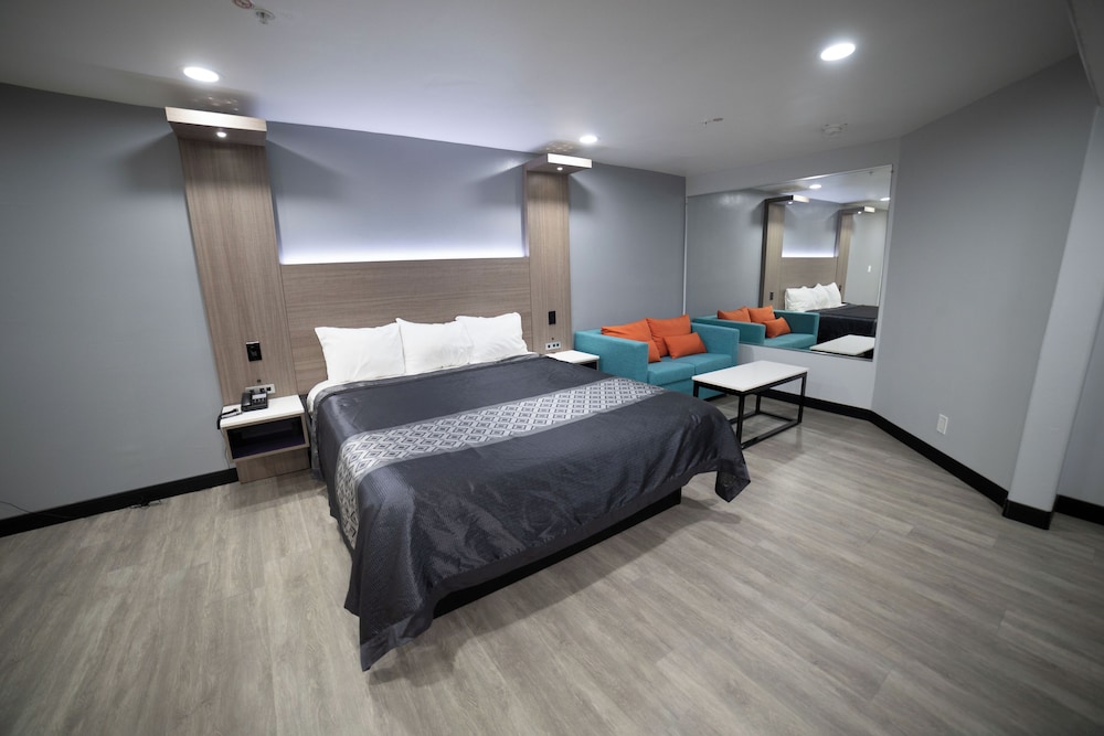 Studio Suite, 1 King Bed, Non Smoking - Photo 2