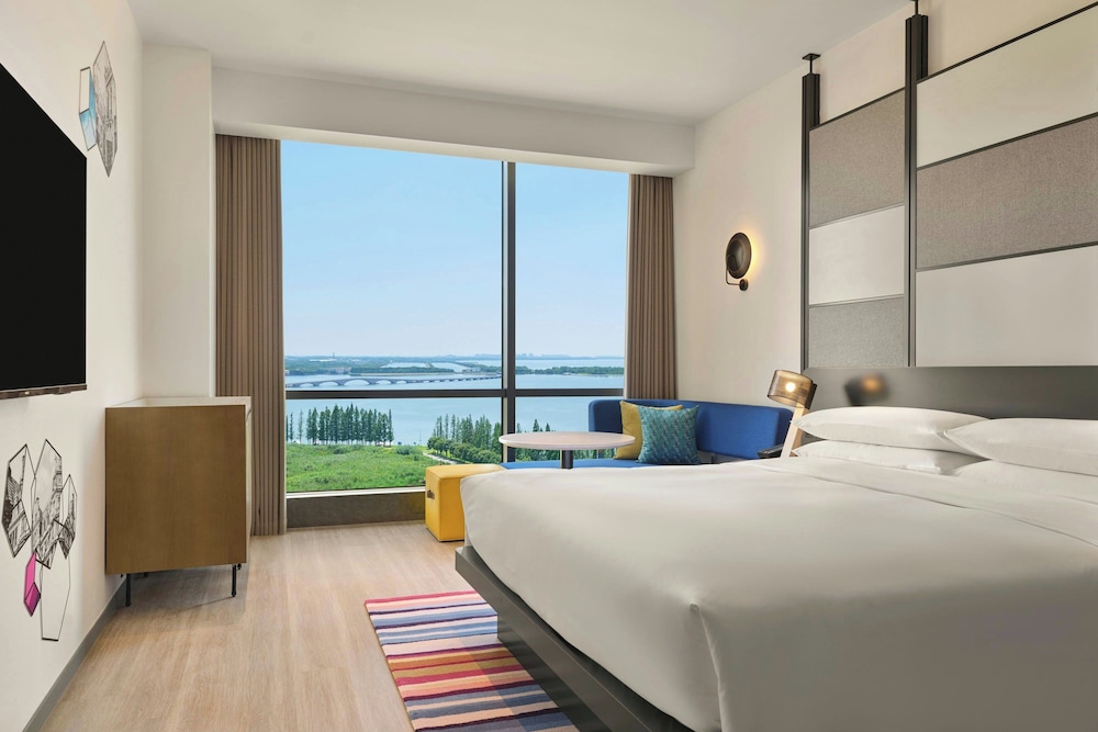 Room, 1 King Bed, Lake View