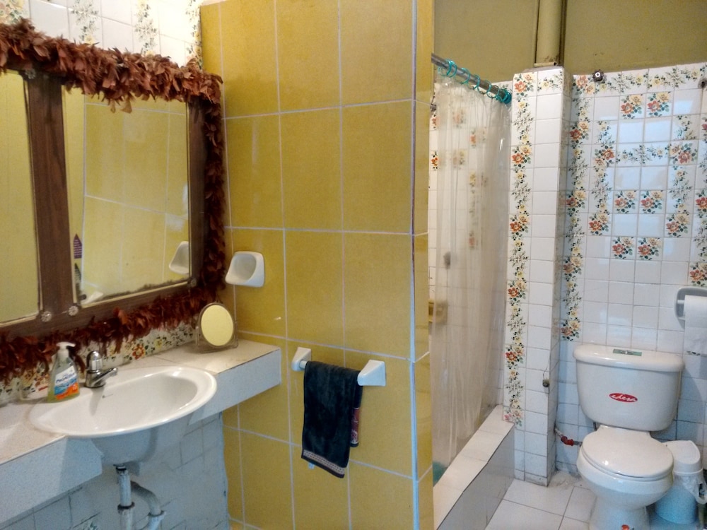 Standard Room (Contemporary Shared Bathroom) photo 2
