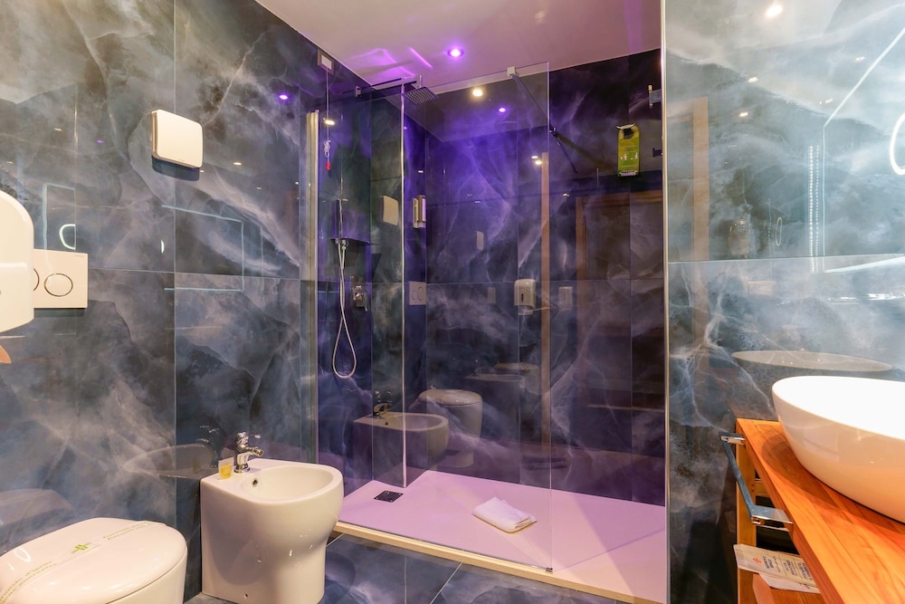 Deluxe Room with Private Spa - Photo 15