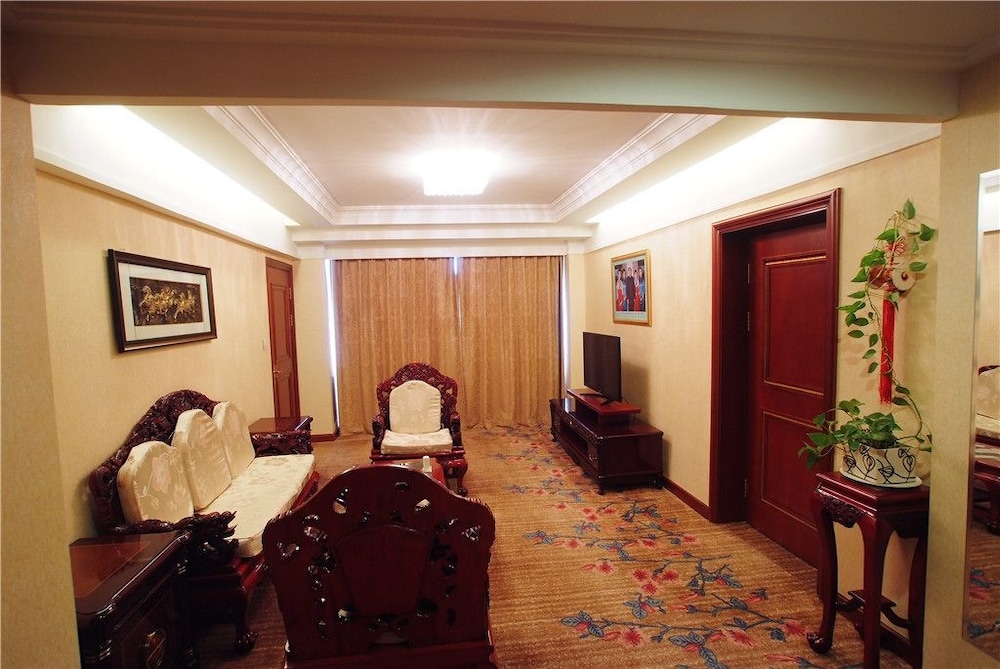 1 Bedroom Deluxe Suite photo 2