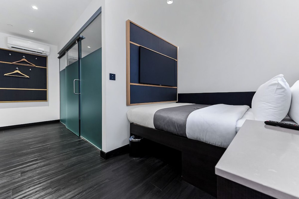 Queen Accessible Room photo 1