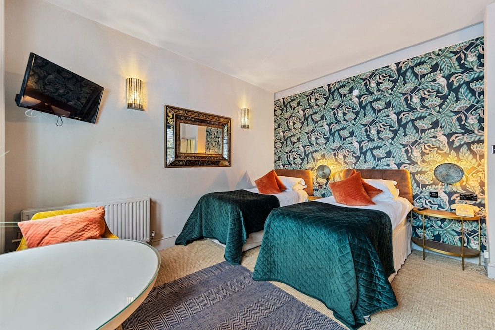 Superior Twin Room, Private Bathroom, City View photo 3