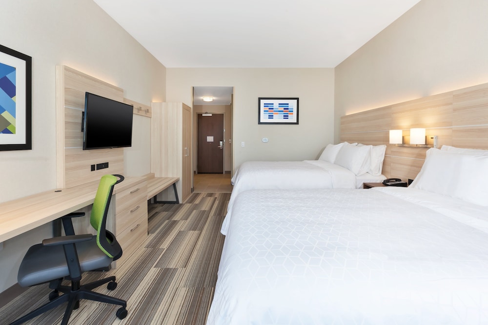 Suite, 2 Queen Beds - Photo 2