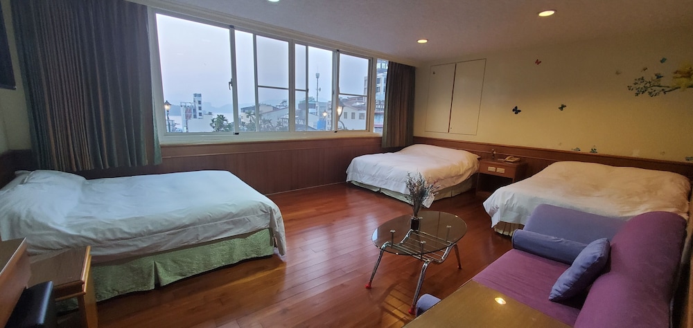 Family Room, Non Smoking, Partial Lake View photo 3