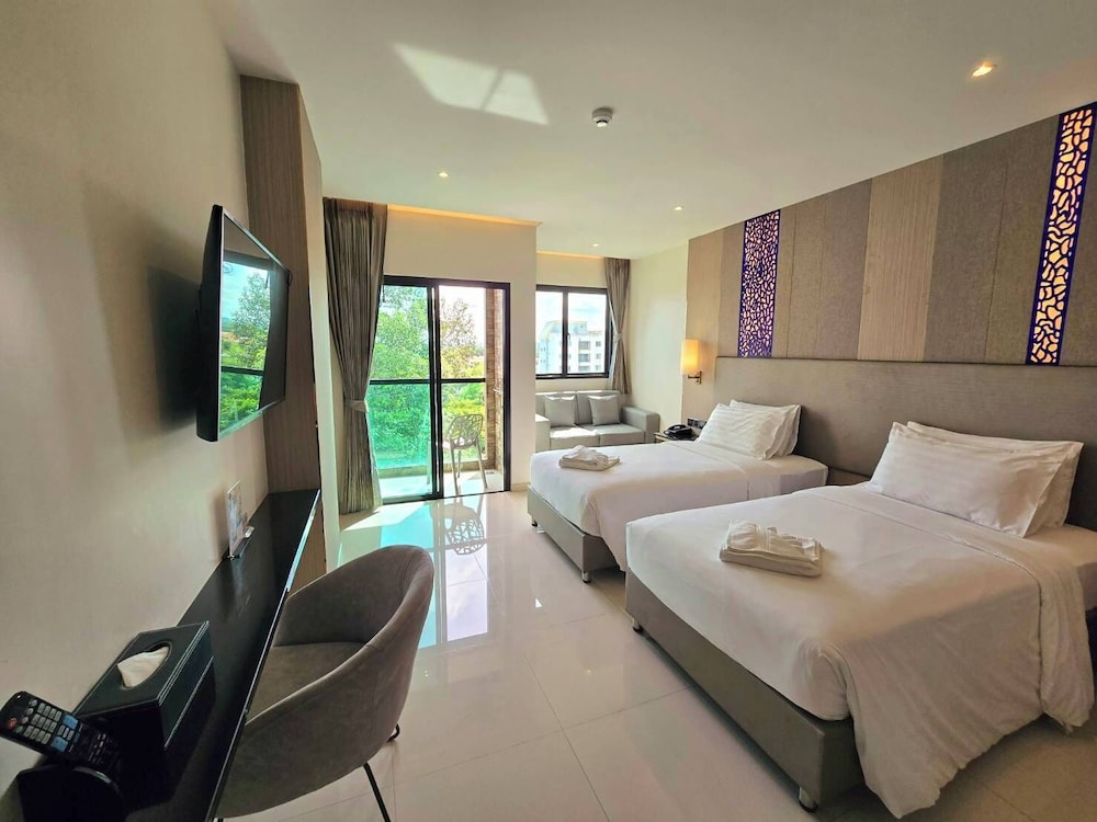 Family Suite with Balcony - Photo 8